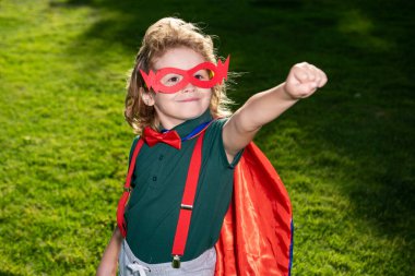 Açık havada yeşil alana karşı süper kahraman çocuk. Özgürlük ve hayal gücü Çocuklar konsepti.