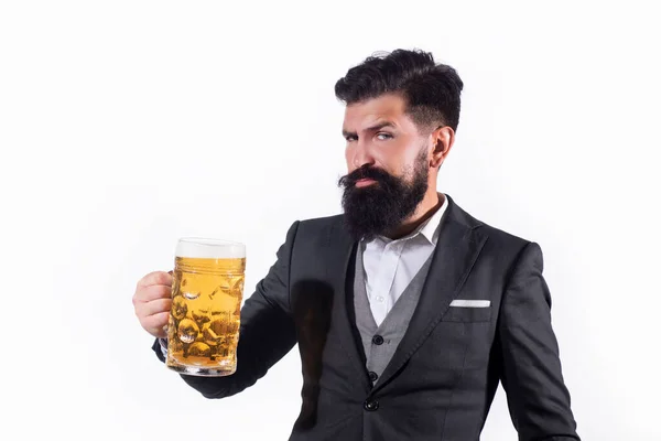 Bearded man holding a glass of beer. Hipster with beard and mustache in suit drinks beer after working day. — Stock Photo, Image