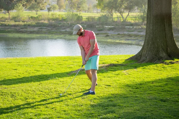 Férfi golfozó golfozik egy golfpályán. — Stock Fotó