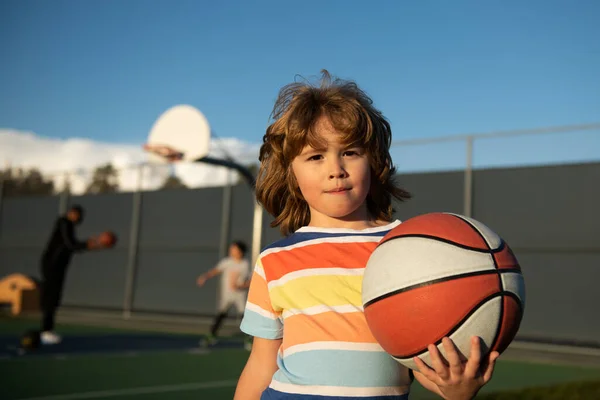 Basketbol oynayan bir çocuk. Aktif çocuk yaşam tarzı. — Stok fotoğraf