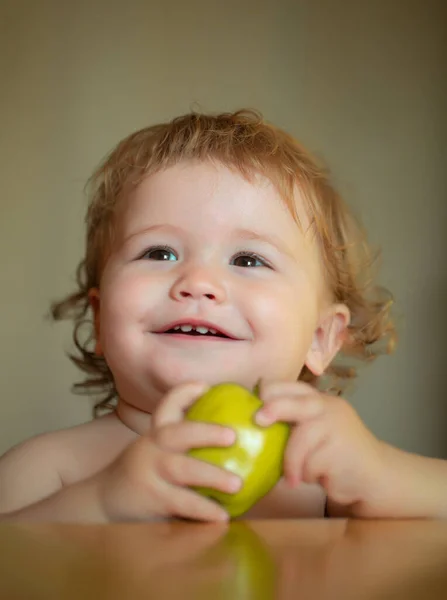 Portrait of cute Caucasian child kid with apple. Kid with fresh fruit. — Stock Photo, Image