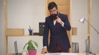 İş büyümesi konsepti. Ofisteki iş adamı. İyi iş çıkardın. CEO kariyer adamı. Yönetici.
