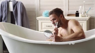 Duştaki adam. Banyodaki adam. Erkek vücut bakımı. Sabah rutini. Duş jeli, şampuan, vücut kremi, tıraş köpüğü..
