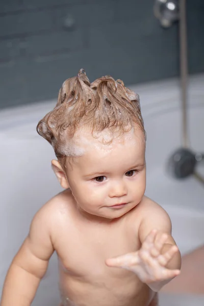 Grabben badar i badrummet. Liten baby tar bad, närbild ansikte porträtt av leende pojke, hälsovård och barn hygien. — Stockfoto