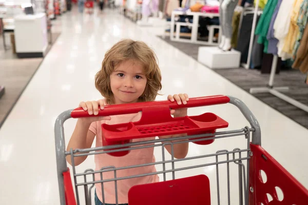 Ragazzo con il carrello della spesa che compra cibo in un negozio di alimentari. Clienti acquisto bambini prodotti al supermercato. — Foto Stock