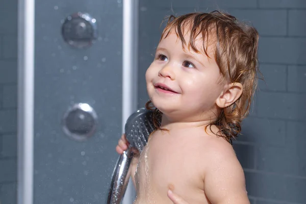 Leuk kind dat in bad speelt. Baby baadt in een bad met schuim en zeepbellen. Grappige kinderen gezicht close-up. — Stockfoto