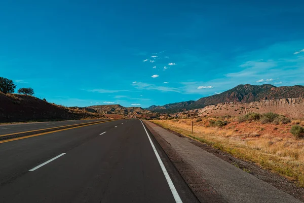 Panoramic picture of a scenic road, USA. Highland road. — Stock Photo, Image