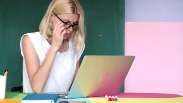 Garota sério studen com laptop. Freelancer feminino. Aluno com caderno. Exame. — Vídeo de Stock