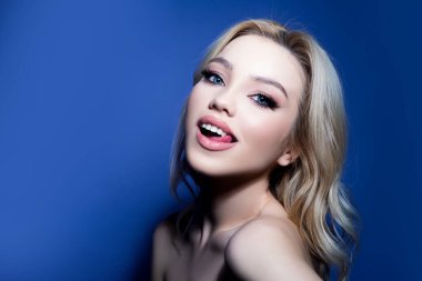 Şehvetli kadın model yüzü. Doğal çıplak makyajlı güzel bir modelin portresi. Seksi dilli güzel kız..