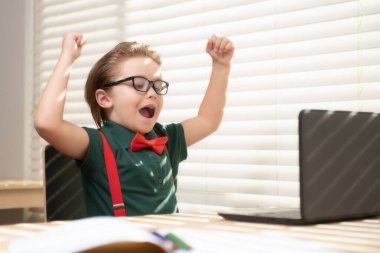 Okula ve evde eğitim görmeye. Derste mutlu bir okul çocuğu. Öğrenci, bilgi gününde sınıfta. Okul zamanı..