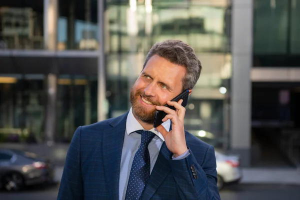 Affärsman som använder smartphone. Affärsman pratar i telefon. — Stockfoto