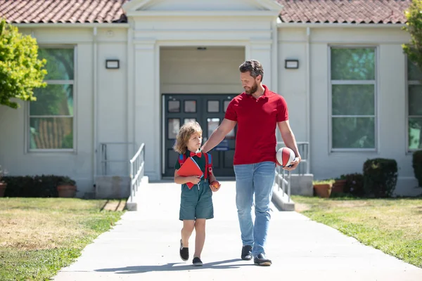 Outdoor school. School boy going to school with father. Happy Dad and son go to elementary school. — Stock Photo, Image