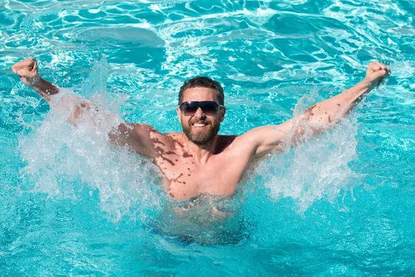 Στο θέρετρο. Όμορφος άντρας στο κολυμβητήριο. Ο τύπος στο νερό. Κέντρο σπα. Διακοπές το καλοκαίρι. Καλοκαιρινό. — Φωτογραφία Αρχείου