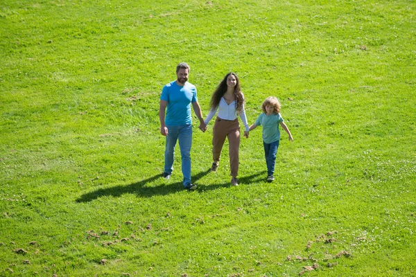Arischer Blick auf junge Familie mit Kind beim Wandern und Spaß in der Natur. — Stockfoto