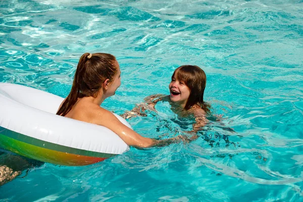 Rapaz com mãe a nadar na piscina. Férias em família. Festa na piscina. Estilo de vida ativo. — Fotografia de Stock