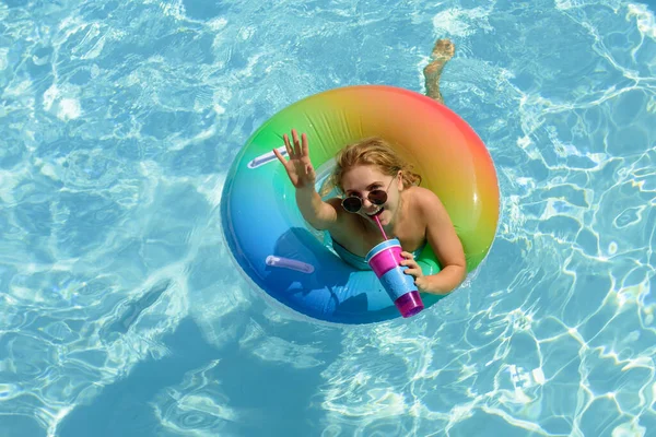 Feliz verano. Piscina resort. Disfrutando las vacaciones. Mujer en traje de baño en anillo de natación en la piscina. —  Fotos de Stock