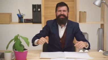 İş konsepti. Ofisteki sakallı iş adamı. İyi iş çıkardın. CEO büyümesi. Kariyer adamı. Yönetici.