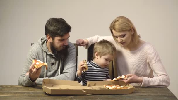 Сімейна піца. Італійська кухня. Щасливої дитини з батьками обід. Швидка неповноцінна їжа. — стокове відео