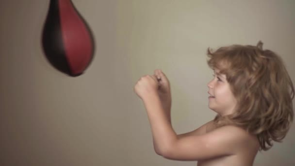 Kinderen boksen. Kindersport. Een bokser. Jongen met bokshandschoenen. Kinderen hebben vechtsport. Opleiding thuis. — Stockvideo