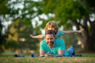 Baba oğul parkta dinleniyor..