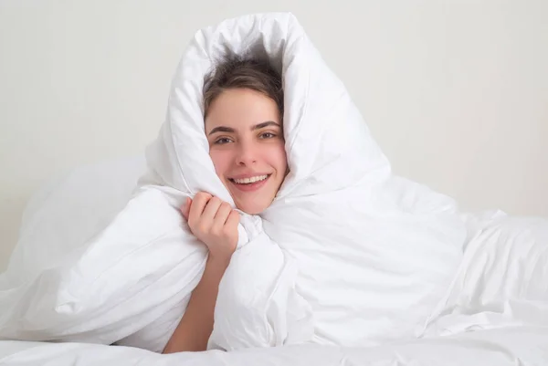 Mujer tumbada en la cama se despertó después de dormir en la mañana, disfrutar de un nuevo día, concepto de sueño suficiente. —  Fotos de Stock