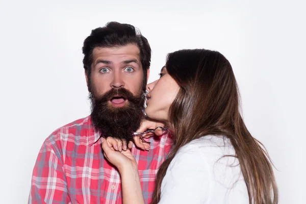 Roligt par som rakar sig. Barbershop skäggvård. Skäggig man som klipper sig av frisören. Frisörsax och rakhyvel. — Stockfoto