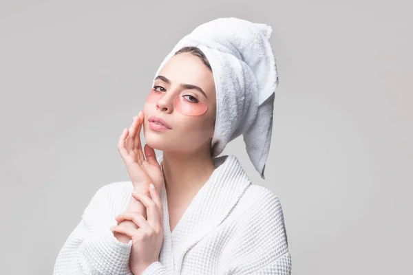 Retrato de mujer de belleza con parches en los ojos que muestran un efecto de la piel perfecta. Primer plano de chica caucásica quitar silicona bajo parches para los ojos, utilizando productos para el cuidado de la piel de las ojeras. —  Fotos de Stock