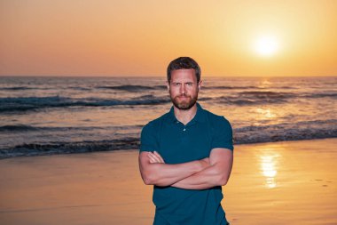 Gün batımında sahilde bir adam. Seyahat tatili konsepti. Yaz tatili.