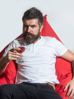 Evde yalnız parti. Bir bardak şaraplı hippi. Alkollü adam.