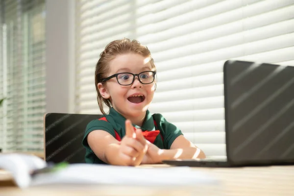 Aluno da escola inteligente criança virtual distância aprendizagem on-line, assistindo aula digital remoto lição, olhando para computador portátil estudando em casa. — Fotografia de Stock