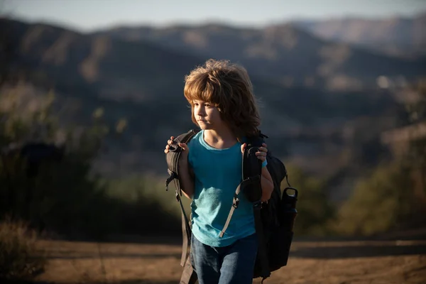 Niños de excursión. Niño niño turista va de excursión. — Foto de Stock