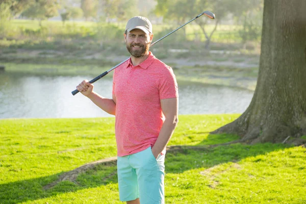 Sonriente golfista hombre en gorra jugando golf. —  Fotos de Stock