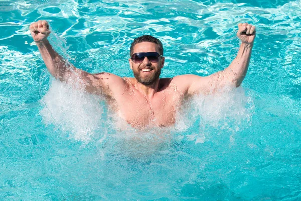 Vacances d'été. Homme d'été. Resort piscine. Un bel homme dans la piscine. Un type dans l'eau. Station thermale. — Photo