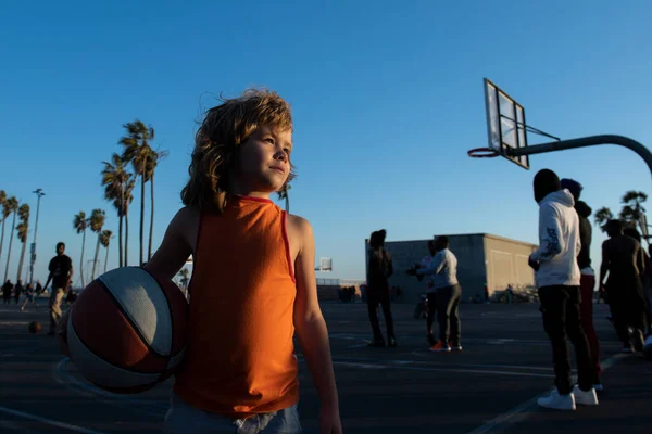 Basketbol topu olan çocuk. Çocuklar sportif yaşam tarzı. Çocuklar spor aktivitesi. — Stok fotoğraf