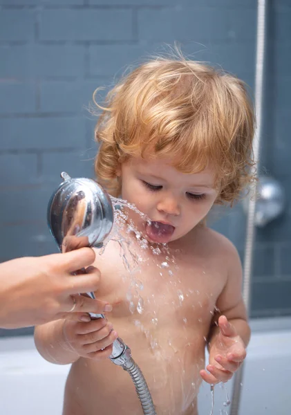 Glückliches lustiges Baby in der Badewanne gebadet. — Stockfoto