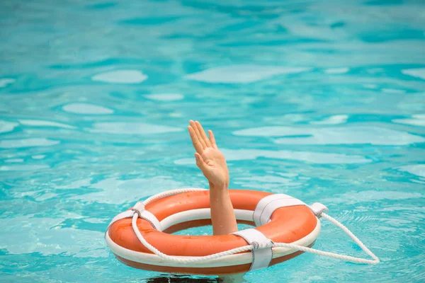 Concepto ahogamiento. Nada de nadar. Anillo de natación de rescate en agua. Equipo de agua de seguridad. — Foto de Stock