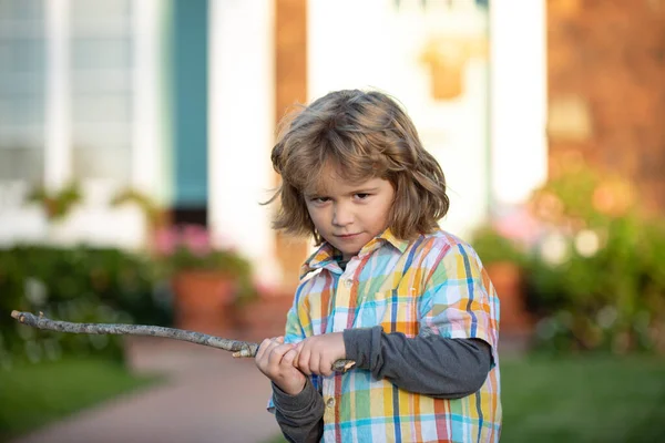 Agresión infantil. Emoción negativa de los niños. Chico enojado con palo. Adaptación infantil. Matón. Concepto de intimidación. crisis nerviosas. — Foto de Stock