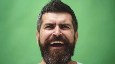 Şaşırtıcı bir duygu. Şaşırmış bir adam portresi. Yakın çekim duygusal portresi.