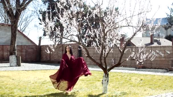 Sensueel lentemeisje. Voorjaarsstemming. Vrouw in bloemenpark, rozentuin. Natuurschoon. Zonnig portret. — Stockvideo