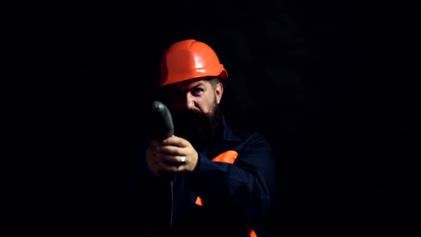 Kemény munka és javítás. Építőmunkás fúróval. Kemény kalapos férfi. Építő férfi sisakban. — Stock videók