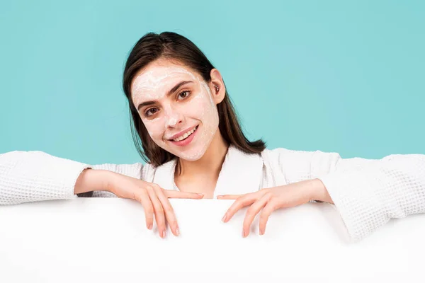 Mujer de belleza con piel limpia y saludable, maquillaje natural, concepto de spa. Hermosa chica con crema mascarilla facial blanca, aislada. Banner con espacio de copia, espacio vacío. —  Fotos de Stock