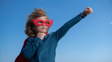 Süper kahraman çocuk çocuk konsepti, çocukluk, hayal gücü ve özlemler. Erkeklerin gücü kavramı.