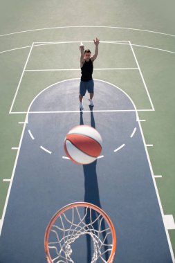 Basketbolcu, en iyi manzara. Basketbol oynayan bir adam basketbol oynayan bir adam..