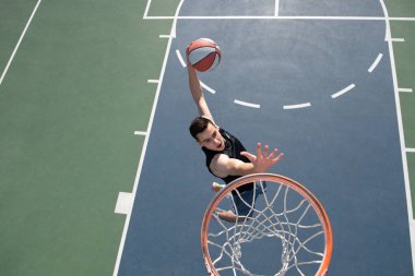 Amerikalı basketbolcu smaç basıyor..