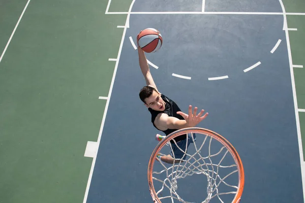 Giocatore di basket americano segnando una schiacciata schiacciata. — Foto Stock