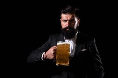 Bira barları ve barlar. Elinde bira bardağı tutan adam. Bira bardağı tutan mutlu bira üreticisi.