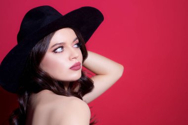 Modaya uygun. Kırmızı dudaklı ve siyah şapkalı çekici bir kadın. Zarif moda tarzı.