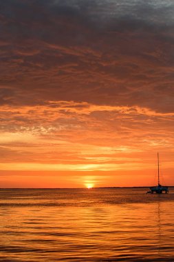 Okyanus suyu. Yelkencilik ve yat. Gün batımında tekneyle açılacağız. Yelkenli yelkenliler.