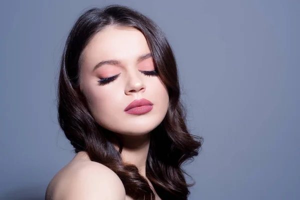 Menina sensual com pele fresca perfeita e cabelo brilhante, mulher bonita com maquiagem nua com os olhos fechados. Retrato de uma jovem. Menina bonita rosto. — Fotografia de Stock