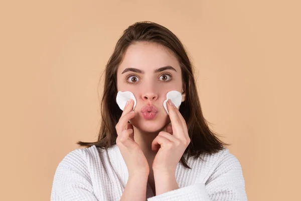 Menina bonita com procedimentos diários de cuidados com a pele da manhã, pele de rosto de limpeza com tônico loção natural usando algodão disco esponja pad. Modelo de menina bonita com maquiagem natural. — Fotografia de Stock